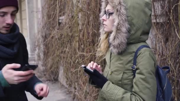 Young woman helping man to find way to hotel, showing direction — Stock Video