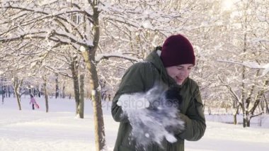 Genç adam kartopu vücut ve kafa elde