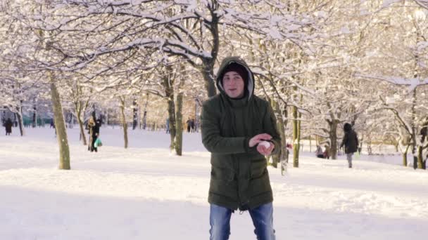 Jovem recebendo bola de neve no corpo e na cabeça — Vídeo de Stock