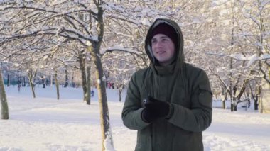 4 k parkta oynarken kartopu genç adam