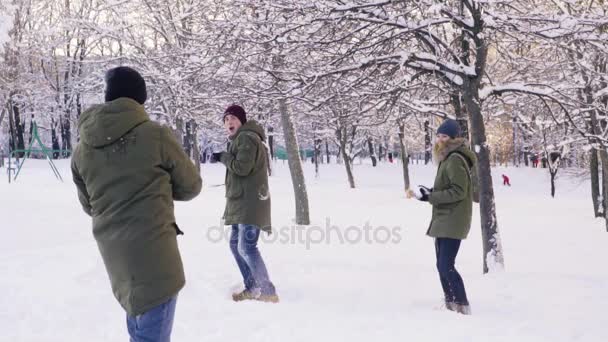 Grupa przyjaciół, gry śnieżkami i zabawy w parku snowy, zwolnionym tempie — Wideo stockowe