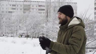 Bir adam bir güvercin kışın parkta bültenleri