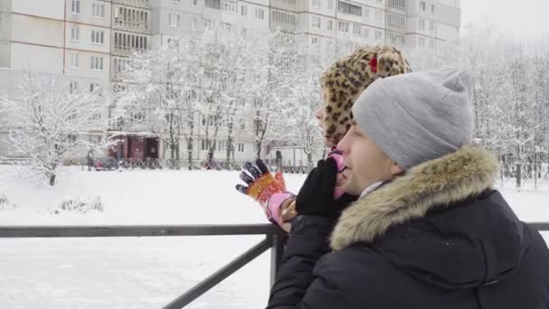 Отец и дочь у озера зимой — стоковое видео