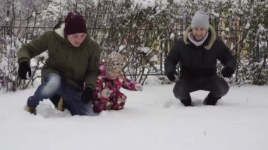 Baba ve kızı karda eğlenmeyi Amca