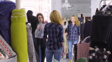 jonge naaister maatregelen voor vrouwelijke client