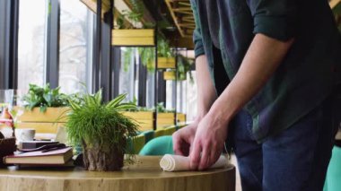 Asya tarzı çanak üzerinde çalışan gıda tarzı uzmanı