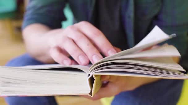 Hombre leyendo libro en la cafetería — Vídeo de stock