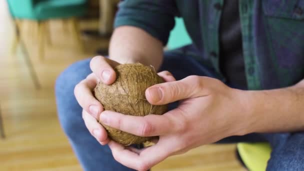 Человек, открывающий кокос в кафе — стоковое видео
