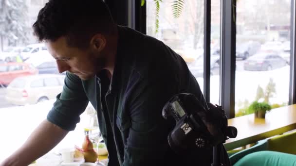 Fotógrafo profesional filmando comida en restaurante — Vídeos de Stock