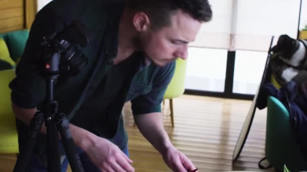 Fotógrafo profissional atirando comida no restaurante — Vídeo de Stock