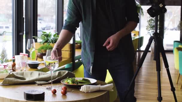 Fotógrafo profesional filmando comida en restaurante — Vídeos de Stock