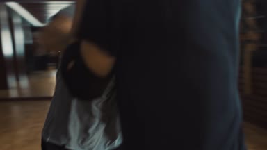 İki yetişkin savaşçı pratik kung fu becerileri eğitim salonu