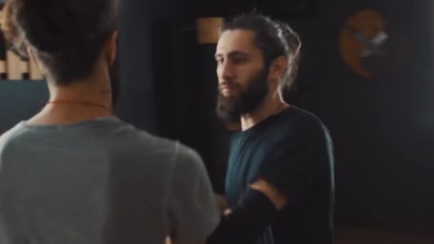 Dos guerreros adultos practicando habilidades de kung fu en la sala de entrenamiento — Vídeos de Stock