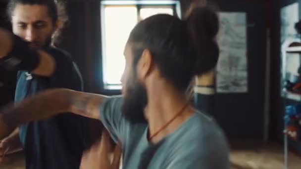 Dva dospělý bojovník cvičit kung fu dovednosti v tréninkové haly — Stock video