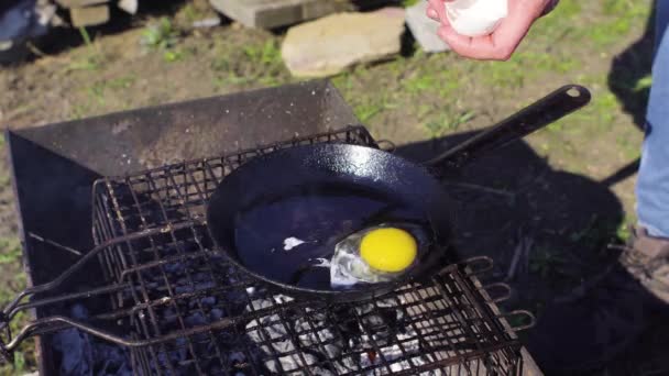 Яйця, приготовані на сковороді на задньому дворі — стокове відео