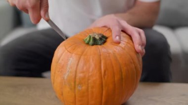 Genç adamın yakın plan çekimi Jack Lantern 'i oyuyor