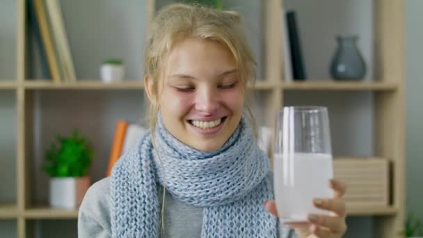 Zieke zieke vrouw drinkt het oplossen van bruisende aspirine pil in glas met water — Stockvideo