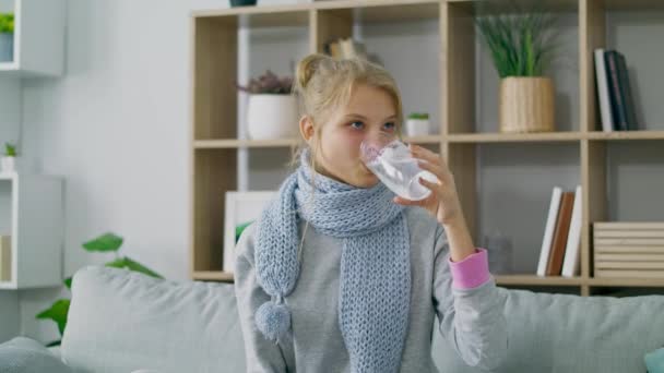 Malata beve donna malato dissolvendo pillola aspirina effervescente in vetro con acqua — Video Stock