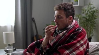 Hasta adam öksürük hapı kullanıyor.