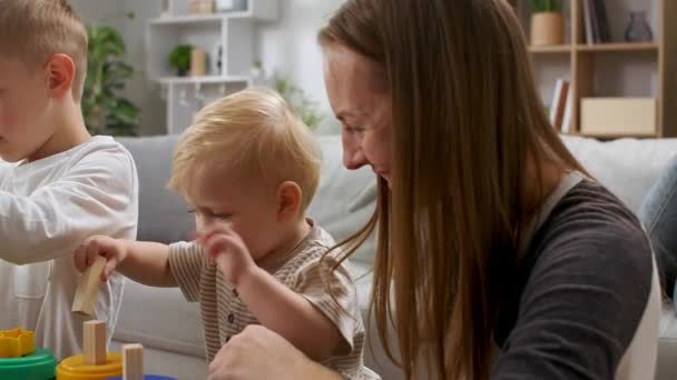 Glückliche Familie spielt mit Spielzeug auf dem Tisch im Wohnzimmer — Stockvideo