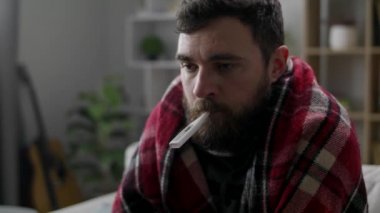 Hasta bir adam evdeki kanepenin sıcaklığını ölçüyor.