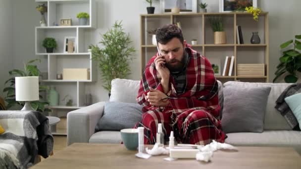 L'homme malade utilise un smartphone à la maison sur le canapé — Video