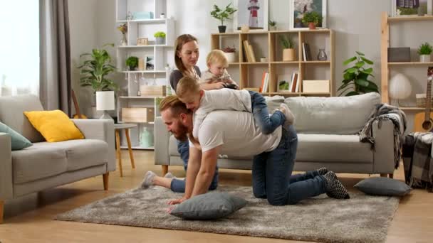 Χαρούμενη αστεία οικογένεια παίζει με τον πατέρα στο σπίτι — Αρχείο Βίντεο