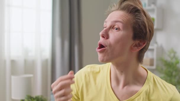 Engraçado jovem comer batatas fritas — Vídeo de Stock