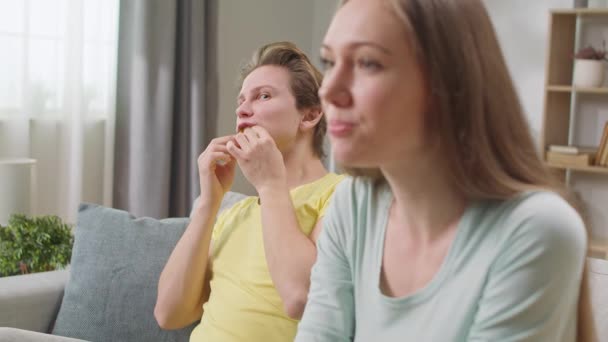 Молодой человек с картошкой фри заставляет свою девушку смеяться — стоковое видео