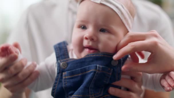 Pequena menina nos braços dos pais — Vídeo de Stock