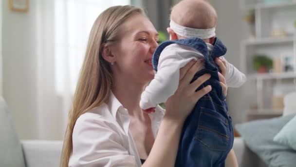 Mama całuje i przytula córeczkę w porannym słońcu — Wideo stockowe