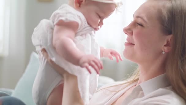 Mama całuje i przytula córeczkę w porannym słońcu — Wideo stockowe