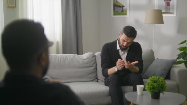 Junger Mann im Gespräch mit einem Psychotherapeuten — Stockvideo