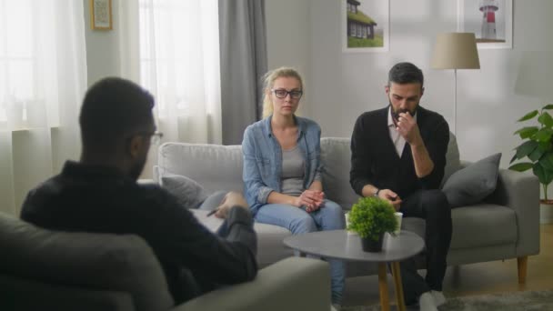 Jovem casal em uma sessão de aconselhamento com psicoterapeuta — Vídeo de Stock