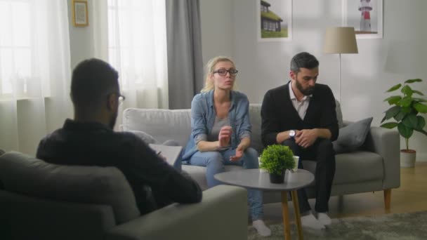 若いカップルは精神療法士と相談して口論する. — ストック動画