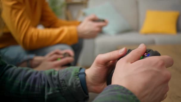 Крупним планом знімок людської руки граючи в геймпад — стокове відео