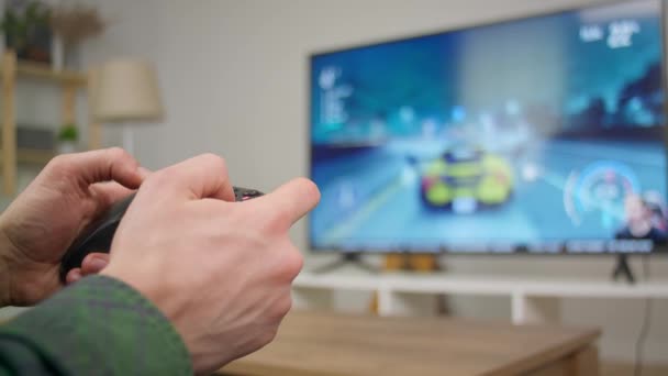 Detailní záběr na člověka ruka hraje gamepad v závodě — Stock video