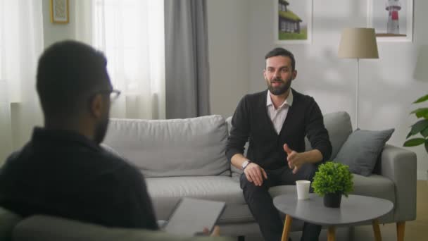 Junger Mann bei einer Sitzung mit einem Psychologen — Stockvideo