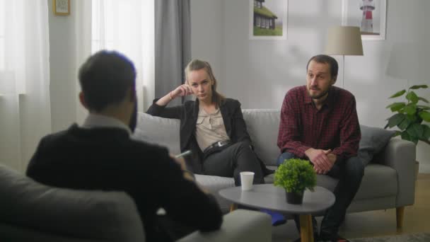 Jeune couple dans le bureau d'un psychanalyste de famille. Petit ami en colère — Video