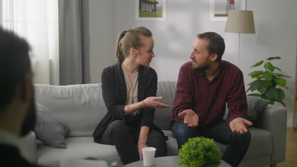 Junges Paar im Büro eines Familienpsychoanalytikers. Das Paar streitet. — Stockvideo