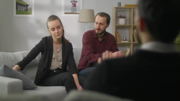 Jeune couple dans le bureau d'un psychanalyste de famille. Homme en colère — Video