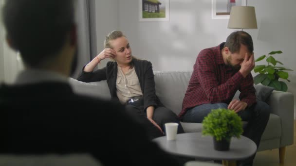 Junges Paar im Büro eines Familienpsychoanalytikers. Frau schimpft auf Ehemann — Stockvideo