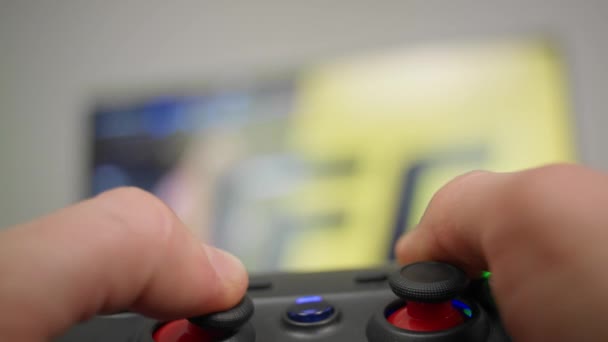 Gros plan de la main de l'homme jouant une manette de jeu — Video