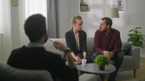 Junges Paar im Büro eines Familienpsychoanalytikers. Paar streitet — Stockvideo