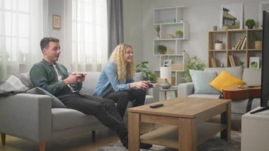 Neşeli arkadaşlar evde video oyunu oynuyorlar