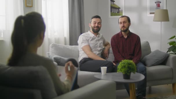 Dois gay homens no um consulta com um psicólogo — Vídeo de Stock