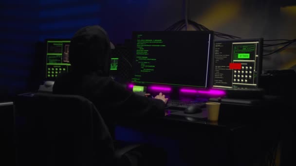 Женщина-хакер пишет код в темной комнате — стоковое видео