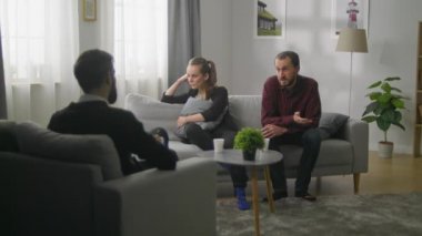 Aile psikanalistinin ofisinde genç bir çift. Psikolog dedi ki: