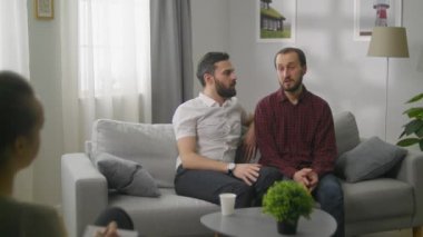 Bir psikologla görüşen iki eşcinsel adam.