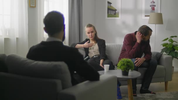 가정 정신 분석 학자의 사무실에 있는 젊은 부부. 큰 문제들 — 비디오